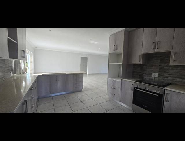 4 BEDROOM HOUSE FOR SALE IN HERSHAM
